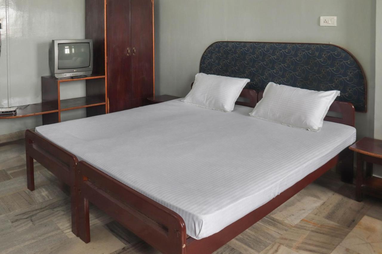 Spot On 49477 Hotel Galaxy Dimāpur Buitenkant foto